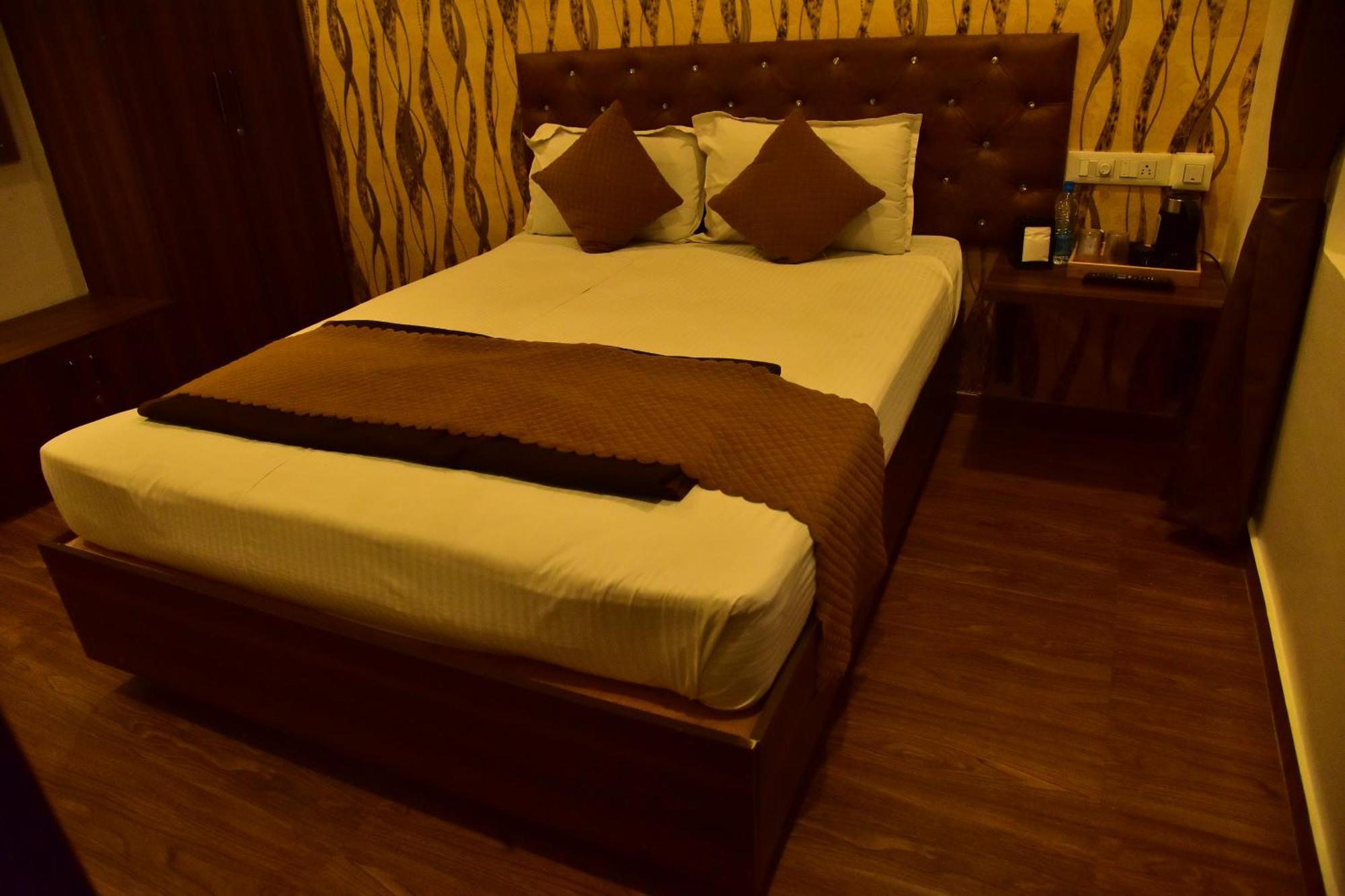 Meadows Inn Mysore Exteriör bild